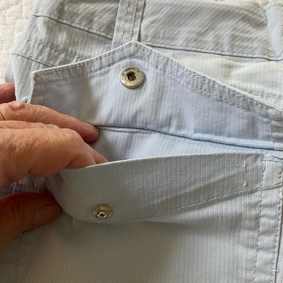 Gloria Vanderbilt Bermuda Shorts Light Blue Pin Stripe Flat Front Size 6 - Picture 9 of 13